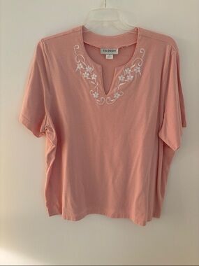 C.D. Daniels Women's Pink Short-Sleeve V-Notch Top with White Floral Embroidery
